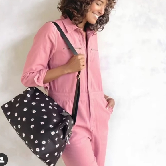 ⭐️40% Off⭐️ Alice + Olivia Black Daisy Print Duffle Bag - Picture 3 of 10